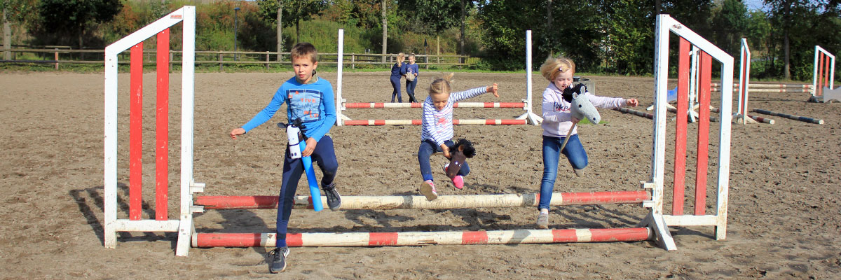 Hobby Horsing: Steckenpferd-Reiten bringt Kinder in Bewegung