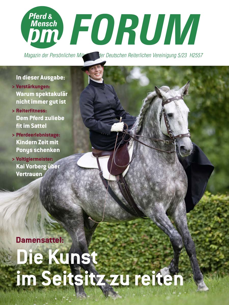 Cover vom PM-Forum 5/2023 mit einer Reiterin im Damensattel. Titelbild von Christiane Slawik
