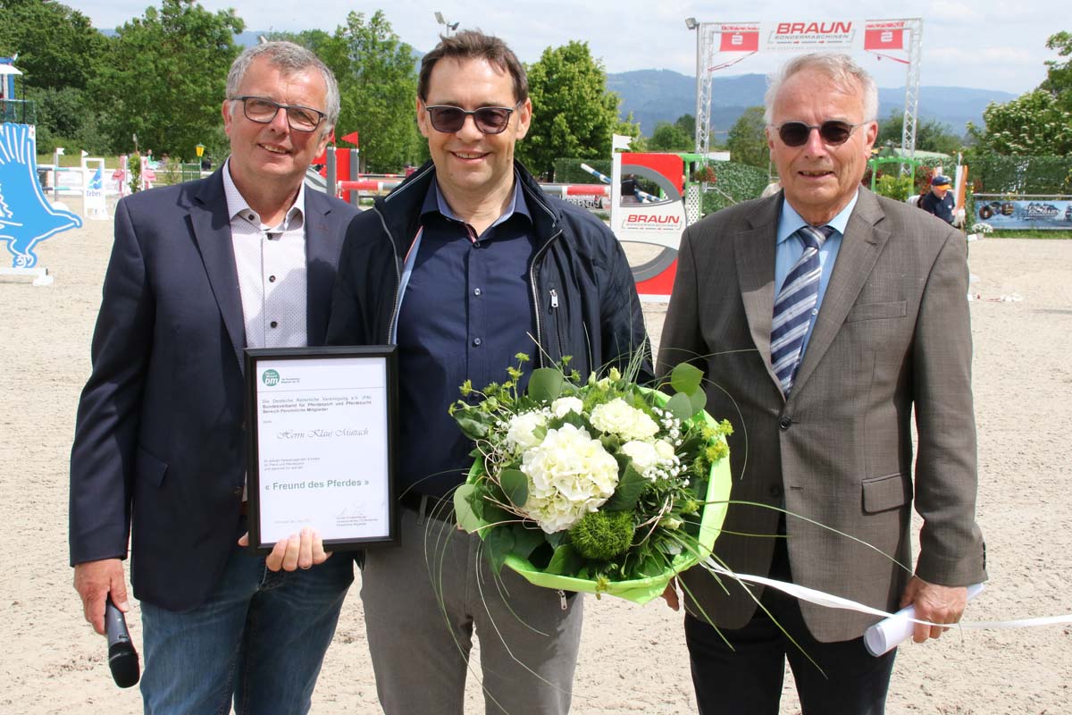 Für seine Verdienste um den Pferdesport wurde Klaus Muttach (Mitte), Oberbürgermeister von Achern, mit dem Ehrentitel „Freund des Pferdes“ geehrt. Es gratulieren Andreas Bohnert (links), Vorsitzender des Reitclubs Achern, sowie der PM-Delegierte Chr