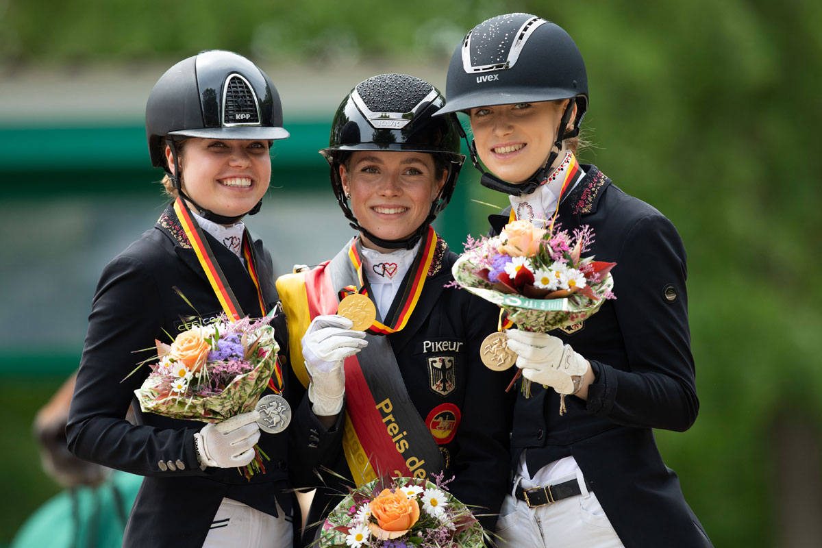 Siegerehrung Preis der Besten 2023 Junge Reiter Dressur: Sieg für Jana Lang - Foto (c) Sina Kuiper